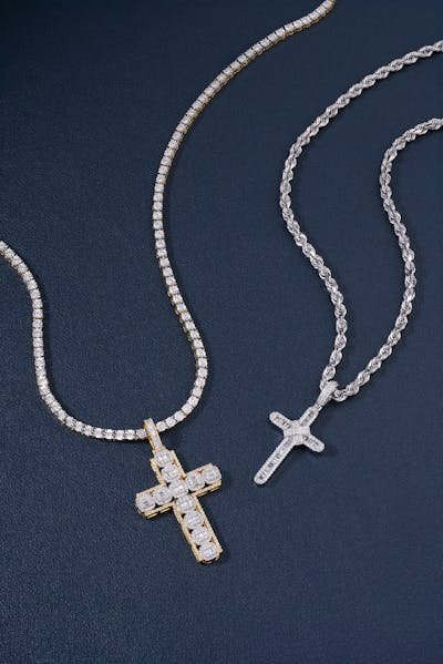 Bijoux laudaris : Éclat de foi et élégance accessibles